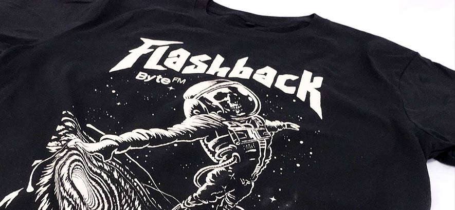 Foto eines T-Shirts, mit einer Flashback-Illustration