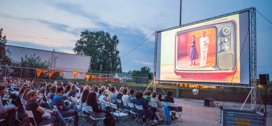 Foto einer Open-Air-Kinoversanstaltung mit Publikum