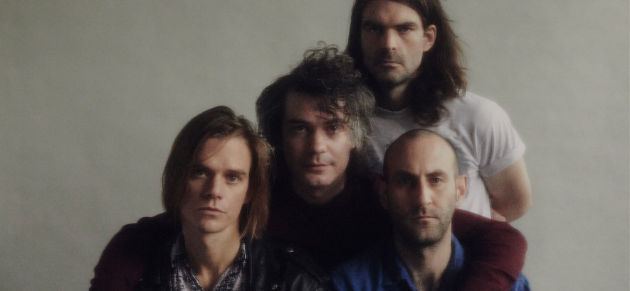 Foto der kanadischen Band Preoccupations, die ein neues Album namens „Arrangements“ angekündigt hat.