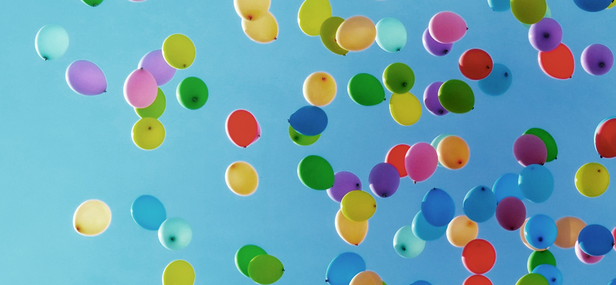 Foto von Luftballons, die in der Luft schweben