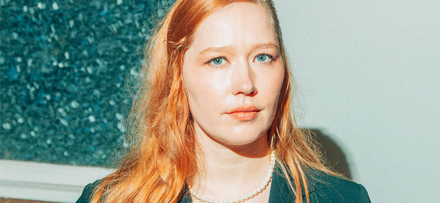 Pressebild der Sängerin Julia Jacklin, deren Song „Love, Try Not To Let Go“ heute unser Track des Tages ist.