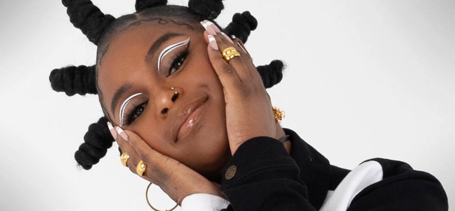 Pressebild der britischen Rapperin Nadia Rose, deren Stück „Recipe“ heute unser Track des Tages ist.