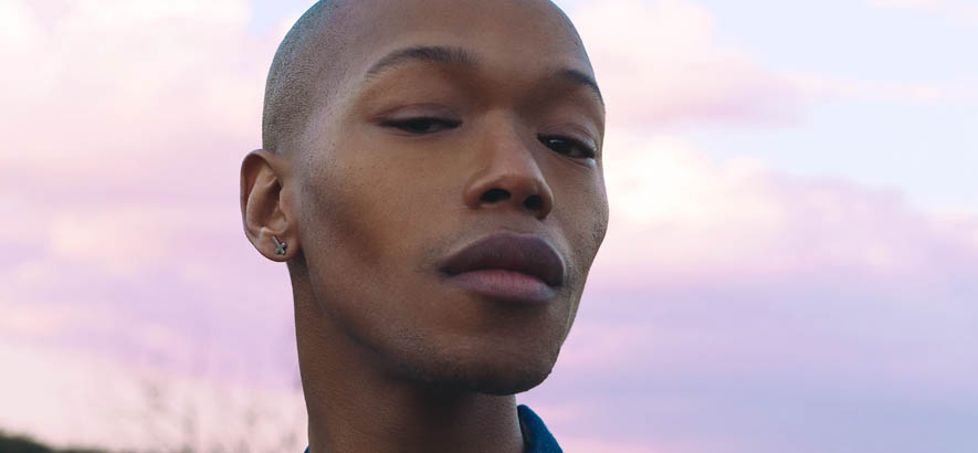 Pressebild des Sängers Nakhane, dessen Stück „Tell Me Your Politik“(feat. Moonchild Sanelly & Nile Rodgers) heute unser Track des Tages ist.