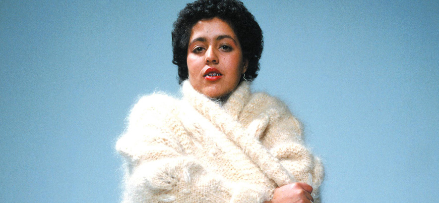 Foto der britischen Musikerin Poly Styrene, deren Song „Dreaming“ heute unser Track des Tages ist.