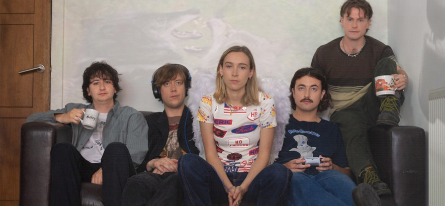 Foto der Londoner Band Sorry, die ein neues Album mit dem Titel „Anywhere But Here“ angekündigt haben.