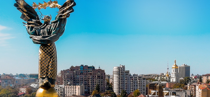 Foto des Unabhängigkeitsdenkmals auf dem Majdan Nesaleschnosti in der ukrainischen Hauptstadt Kiew