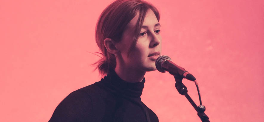 Pressebild der australischen Singer-Songwriterin Carla Dal Forno „Come Around“.