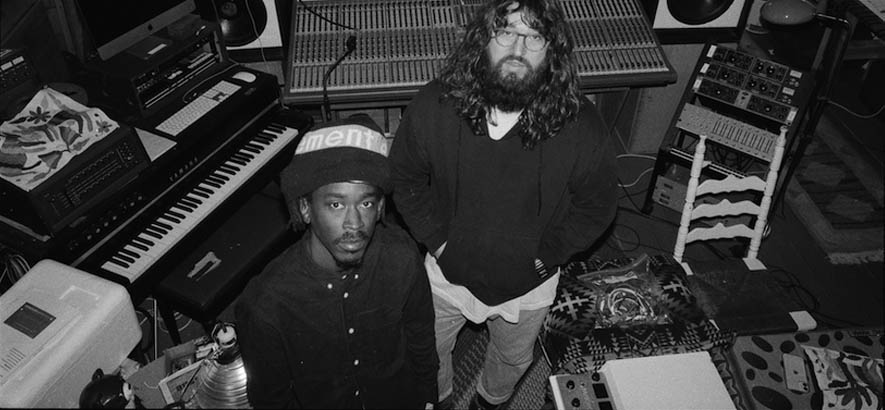 Pressebild von Matthew E. White & Lonnie Holley, deren gemeinsamer Song „Only In America: It Feels Like This“ heute unser Track des Tages ist.