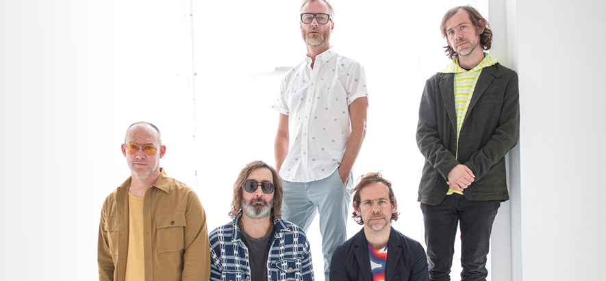 Pressebild von The National, deren Remix des Neu!-Songs „Im Glück“ heute unser Track des Tages ist.