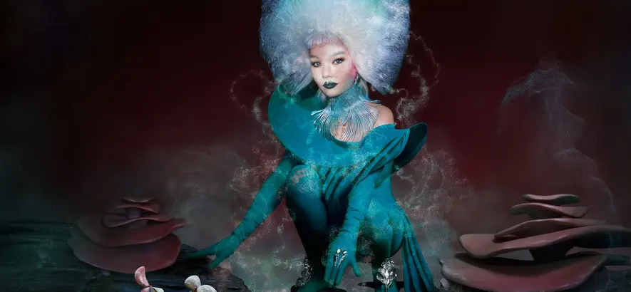 Album-Cover von Björk – „Fossora“, dessen Lead-Single „Atopos“ als Musikvideo erschienen ist.