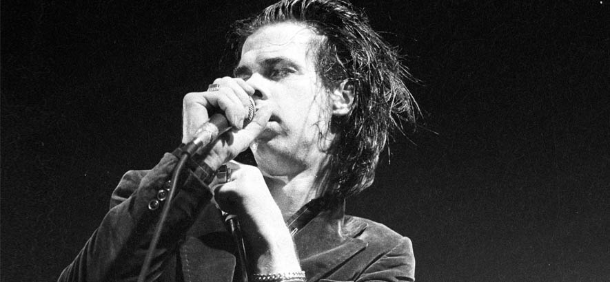 Pressebild des australischen Sängers Nick Cave, zu dessen 65. Geburtstag der Song „Nick The Stripper“ seiner Band The Birthday Party heute unser Track des Tages ist.