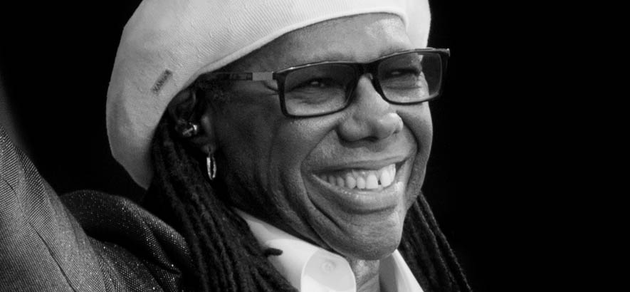 Pressebild des Gitarristen und Produzenten Nile Rodgers. Zu seinem 70. Geburtstag ist der Song „Love Rite“ von Robert Cotter unser Track des Tages, auf dem Rodgers 1976 Gitarre spielte.