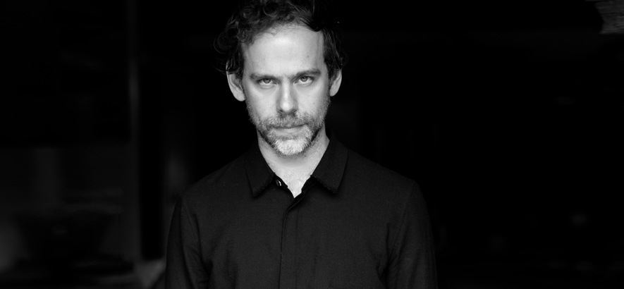 Pressefoto des US-Musikers und Komponisten Bryce Dessner, der Composer in Residence beim Approximation Festival 2022 ist.