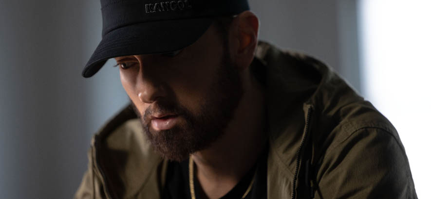 Pressebild des Rappers Marshall Mathers alias Eminem, zu dessen 50. Geburtstag sein Song „Without Me“ unser Track des Tages ist.