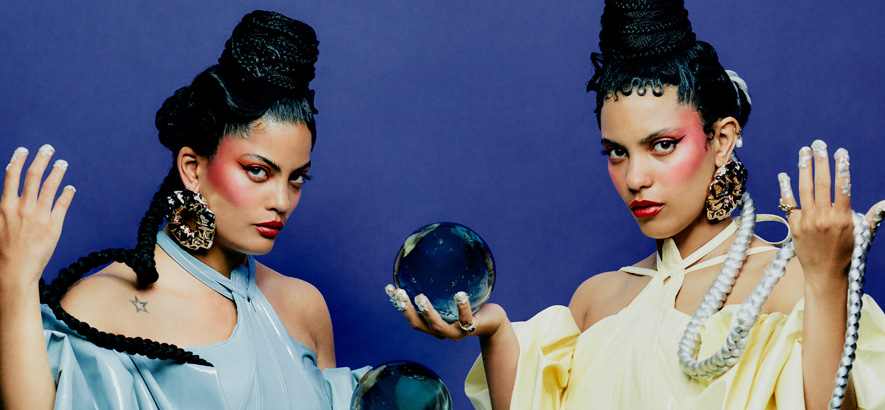 Pressefoto des Duos Ibeyi, das beim Week-End Fest XI spielt