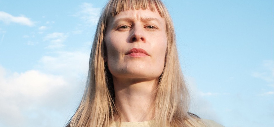 Foto von Jenny Hval, die eine neue Single namens „Buffy“ herausgebracht hat