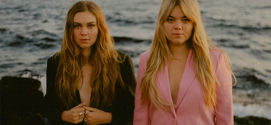 Pressebild des Duos First Aid Kit, dessen Song „Turning Onto You“ heute unser Track des Tages ist.