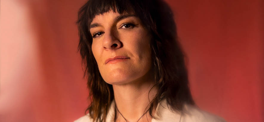 Pressebild der Singler-Songwriter*in Jen Cloher, deren Song „Mana Takatāpui“ heute unser Track des Tages ist.