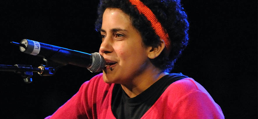 Pressebild der Antifolk-Singer-Songwriterin Kimya Dawson, deren Song „Loose Lips“ anlässlich ihres 50. Geburtstags unser Track des Tages ist.