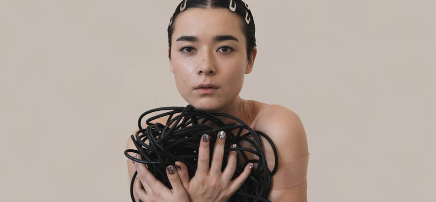 „Follow The Cyborg“: Miss Grit kündigt Debütalbum an