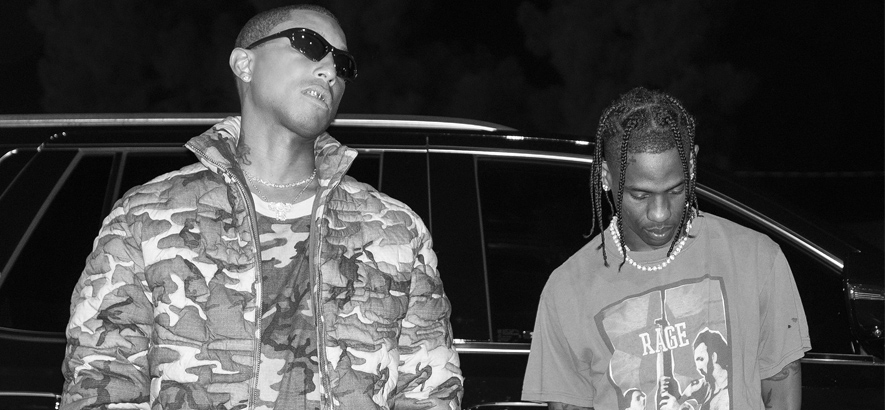 Foto von Pharrell Williams und Travis Scott, die eine gemeinsame Single namens „Down In Atlanta“ herausgebracht haben. 