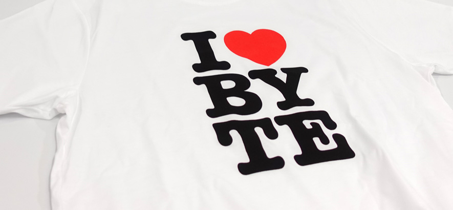 Foto eines weißen T-Shirts, mit dem Schriftzug „I Love Byte“