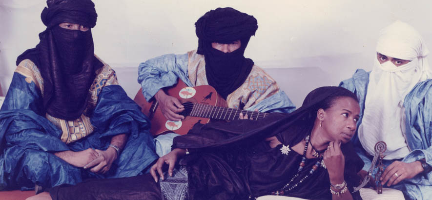 Pressebild der Desert-Blues-Band Tinariwen, deren Song „Arghane Manine“ heute unser Track des Tages ist.