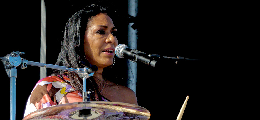 Foto von Sheila E. während eines Konzerts im jahr 2014