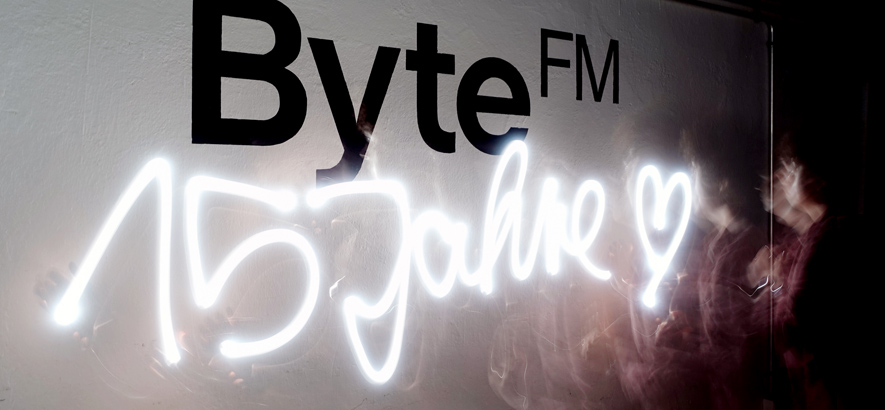 Foto des ByteFM-logos mit dem Schriftzug 15 Jahre