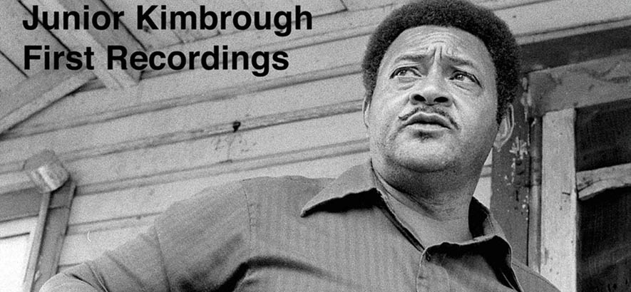 Der Blues-Musiker Junior Kimbrough auf dem Cover seines Albums „First Recordings“, das unseren Track des Tages „Meet Me In The City“ enthält.