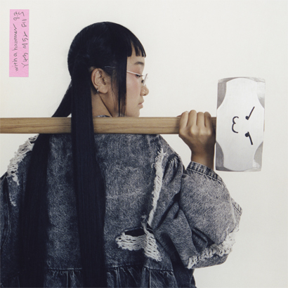 Album-Artwork von Yaeji – „With A Hammer“.