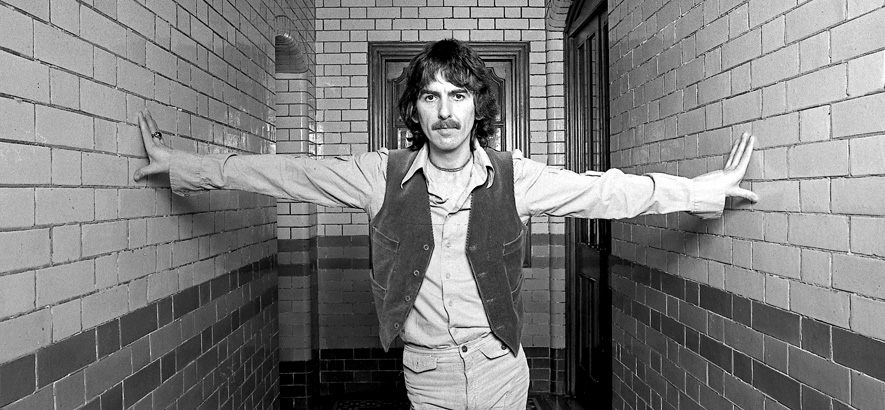 Pressebild des Sängers und Musikers George Harrison, zu dessen 80. Geburtstag sein Song „All Things Must Pass“ unser Track des Tages ist.