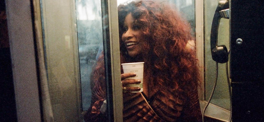 Pressebild der Sängerin Chaka Khan, deren Song „Tell Me Something Good“ mit der Band Rufus anlässlich ihres 70. Geburtstags unser Track des Tages ist.