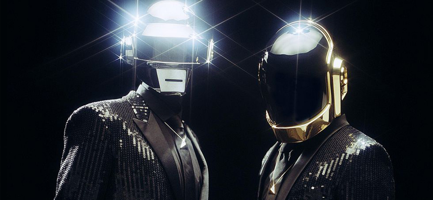 Pressefoto des französischen Duos Daft Punk, das ein Stück namens „The Writing Of Fragments of Time“ veröffentlicht hat