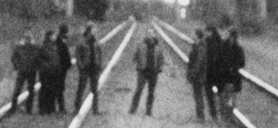  Pressefoto der kanadischen Gruppe Godspeed You! Black Emperor, die im April 2023 auf Tour ist.