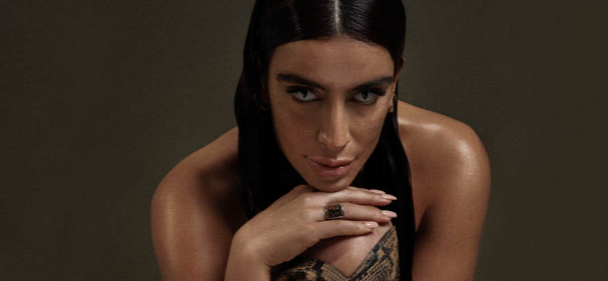 Pressebild der iranisch-niederländischen Sängerin Sevdaliza, deren Song „Woman Life Freedom“ unser Track des Tages zum Feministischen Kampftag 2023 ist.