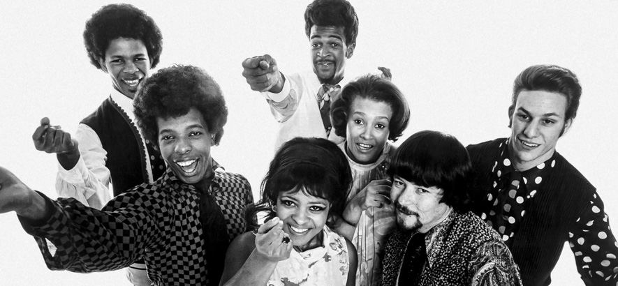 Pressebild der US-Funk-Band Sly & The Family Stone, deren Gründer Sly Stone am 15. März 2023 80 Jahre alt wird