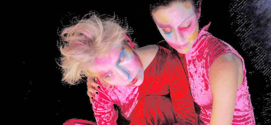 Pressebild von Angel Deradoorian und Kate NV, die unter dem Projektnamen Decisive Pink unseren Track des Tages „Ode To Boy“ veröffentlicht haben.