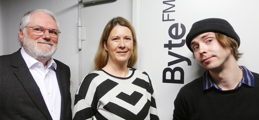 Gruppenfoto von Markus Menke, Direktor des Hamburger Konservatoriums und Mitglied der Instrumentenfonds-Jury, Janna Prüßner, Geschäftsführerin der Haspa Musik Stiftung und ByteFM Moderator Marius Magaard