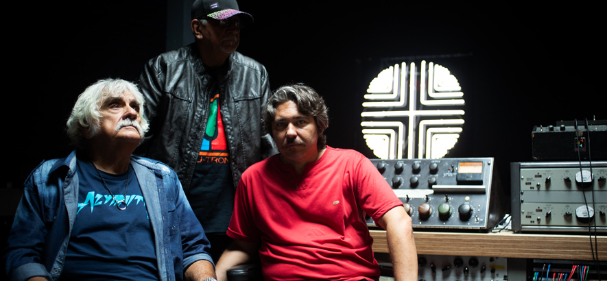 Pressefoto der brasilianischen Band Azymuth im Studio, deren Schlagzeuger Ivan „Mamão“ Conti im Alter von 76 Jahren gestorben ist