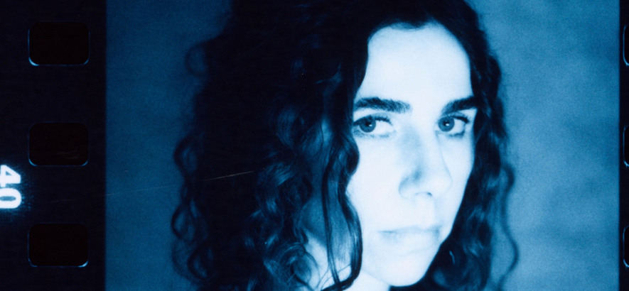 Foto der britischen Musikerin PJ Harvey bringt mit „I Inside The Old Year Dying“ ihren zehten Longplayer heraus 