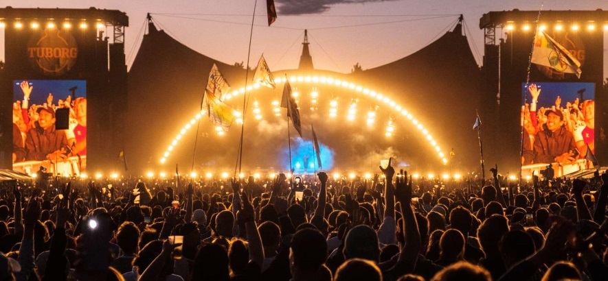 Pressefoto, das eine Bühne auf dem Roskilde Festival und eine große Menschenmenge zeigt