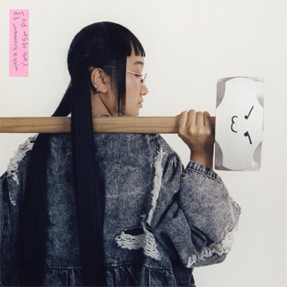 Cover des Albums „With A Hammer“ von Yaeji, das die Künstlerin mit einem großen Hammer in den Händen zeigt