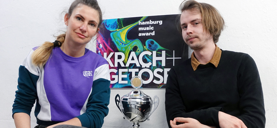 Reinhild Marie Sickinger und Marius Magaard posieren mit dem Krach + Getöse Musikpreis