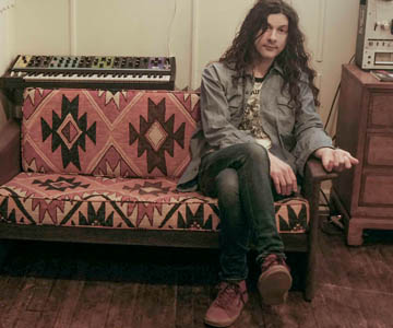 „Constant Repeat“: Kurt Vile covert Charli XCX