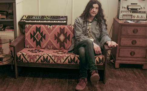 „Constant Repeat“: Kurt Vile covert Charli XCX