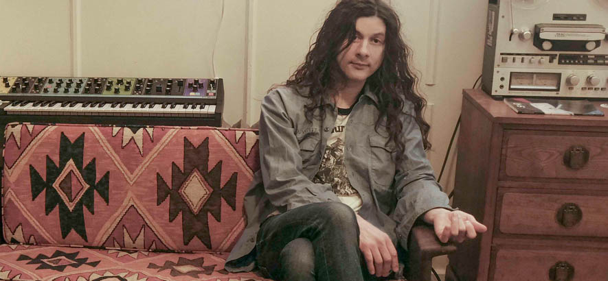 Pressebild von Kurt Vile, dessen Charli-XCX-Cover „Constant Repeat“ heute unser Track des Tages ist.