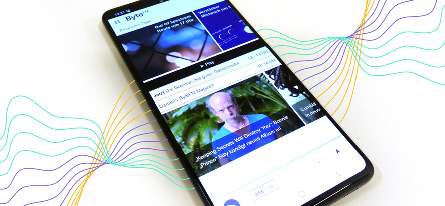 Illustrative Bildmontage zu den neuen ByteFM Apps, die ab sofort verfügbar sind.
