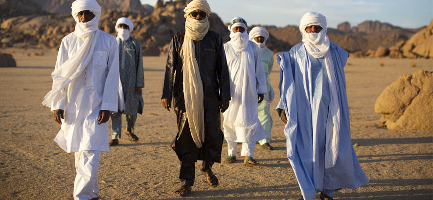 Pressebild der Band Tinariwen, deren Song „Anemouhagh“ heute unser Track des Tages ist.