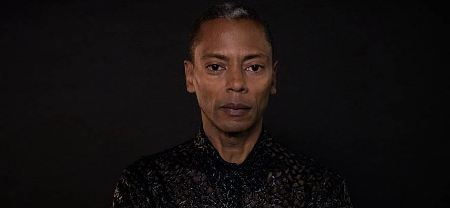 Pressebild des DJs und Produzenten Jeff Mills, zu dessen 60. Geburtstag seine Kooperation „Locked And Loaded“ mit Tony Allen unser Track des Tages ist.